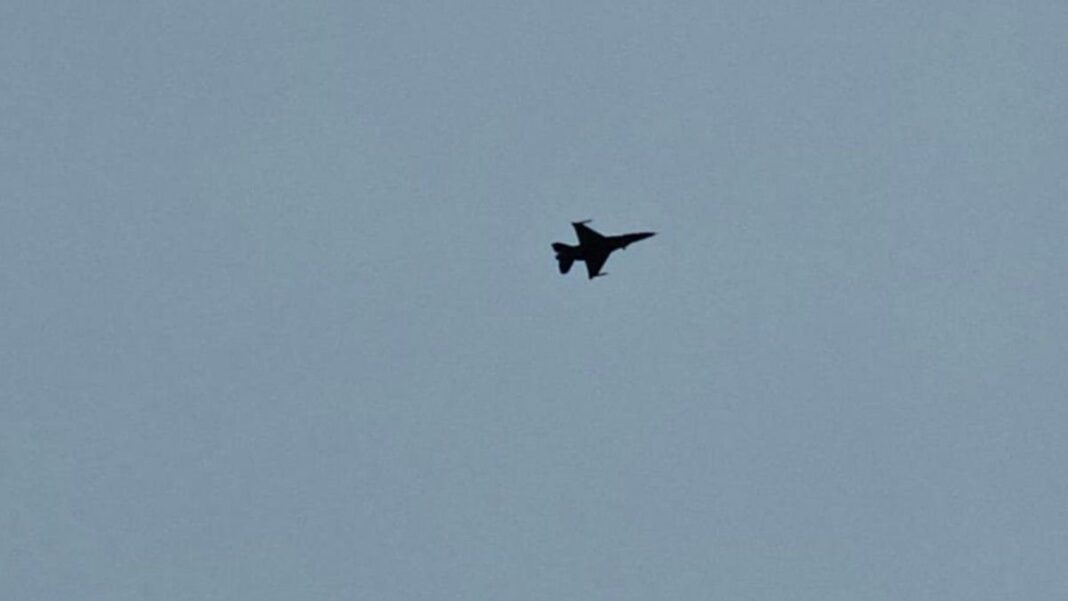 Avión caza F-16 sobrevolando el cielo de Rosario