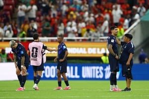 Jugadores de Uruguay y España durante el partido en el Estadio Akron de Guadalajara