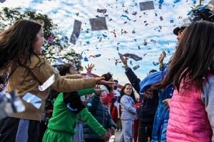 Niños en un espacio cultural de Santa Fe durante vacaciones de invierno