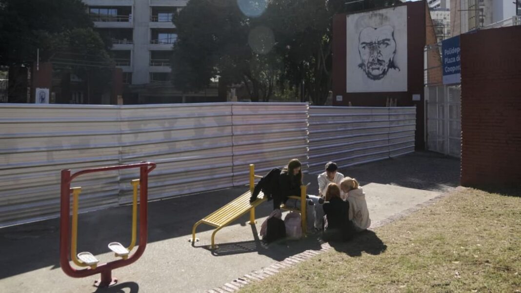 Vallas perimetrales en la plaza de la Cooperación de Rosario