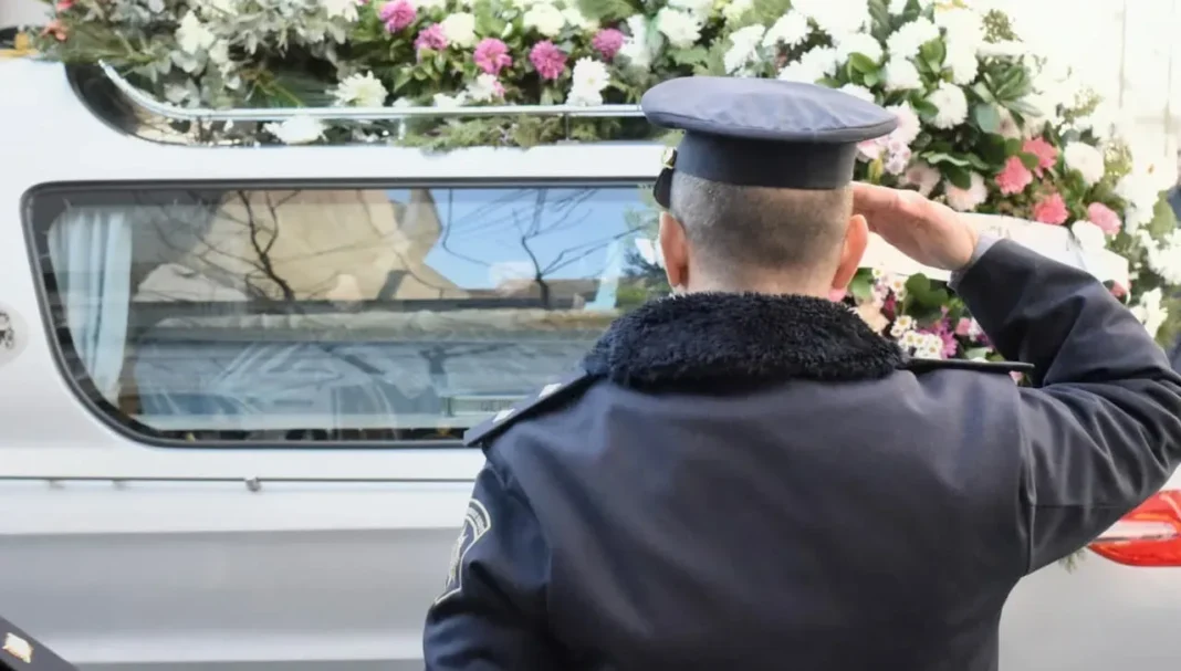 Féretro del policía Damián López escoltado por agentes de la Policía de Santa Fe durante la ceremonia de despedida