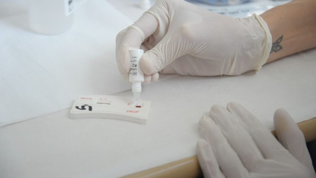 Persona realizándose un test de VIH en un consultorio médico