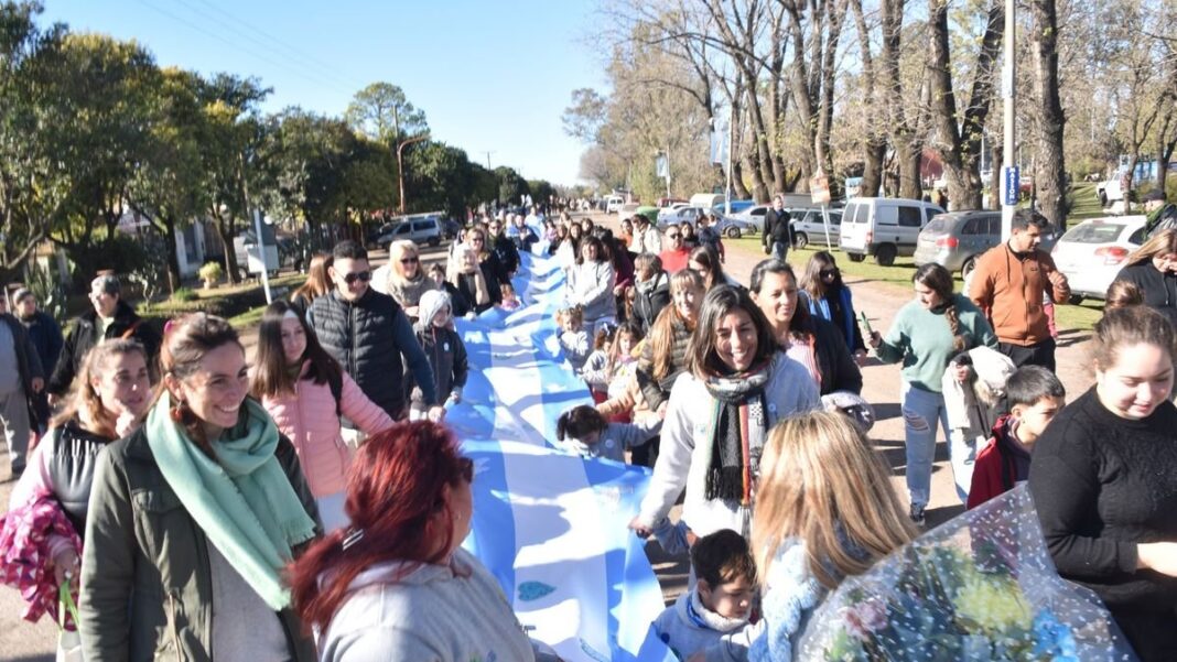Desfile de agrupaciones gauchas en Ybarlucea durante el Día de la Bandera