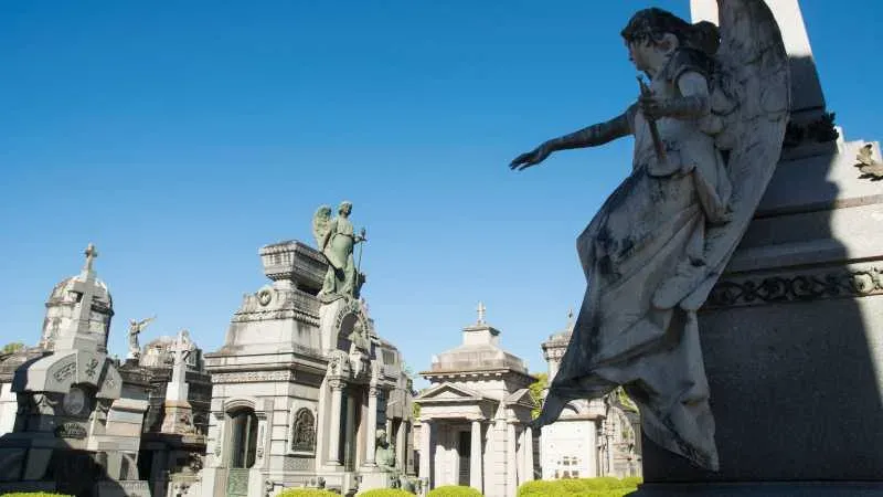 Vista del Cementerio El Salvador de Rosario con sus monumentos y panteones históricos