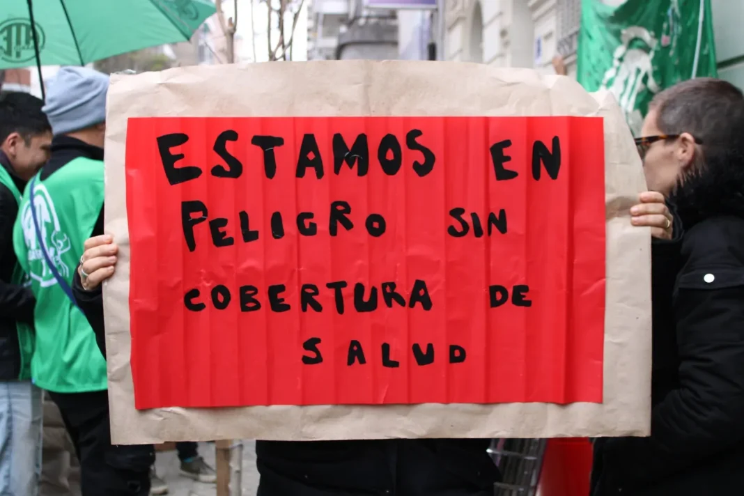 Trabajadores de ATE realizan abrazo solidario a sede de IOSFA en Rosario