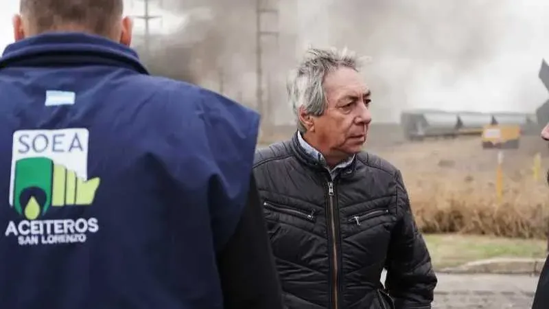 Trabajadores del SOEA en protesta frente a la planta Explora en Puerto General San Martín