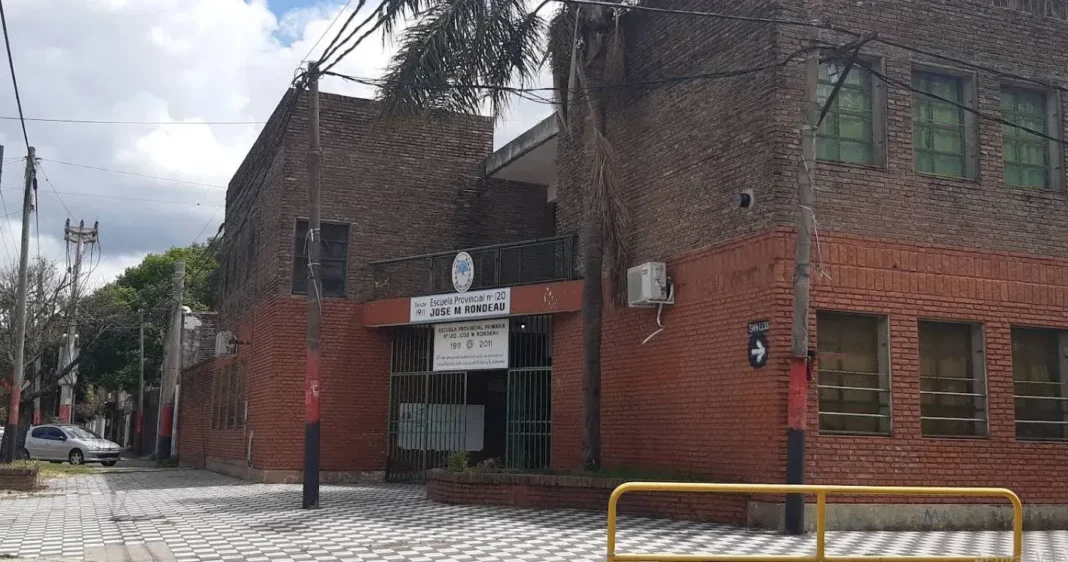 Fachada de la Escuela Primaria Nº 120 José Rondeau en la zona noroeste de Santa Fe