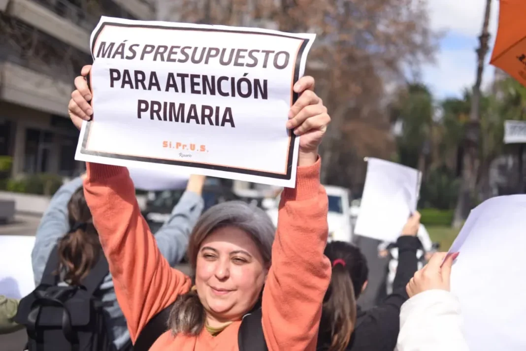 Manifestación de docentes y médicos en Rosario durante el Ruidazo y Banderazo contra el decreto paritario del gobierno de Santa Fe