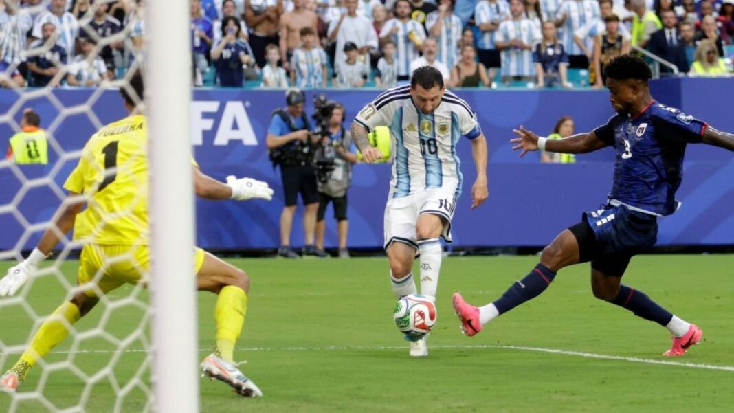 Jugadores de Argentina y Cabo Verde durante el partido de 16avos de final en Miami