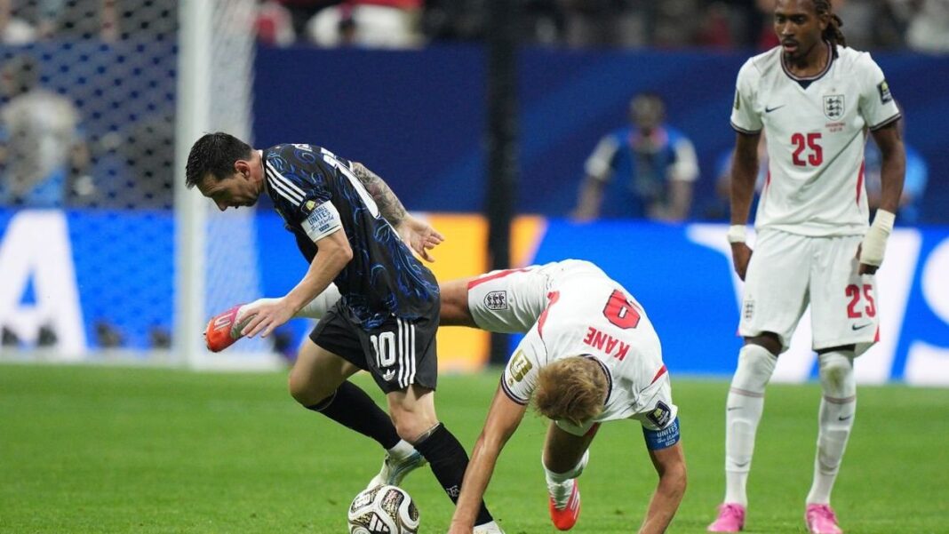 Jugadores de Argentina e Inglaterra en la semifinal del Mundial en Atlanta