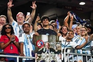 Jugadores de Argentina e Inglaterra en un partido de fútbol