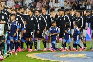Lionel Scaloni dirigiendo a la selección argentina en el Hard Rock Stadium de Miami