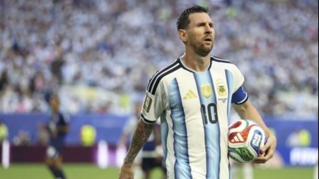 Jugadores de la selección argentina en el campo de juego del Mercedes Benz Stadium de Atlanta durante el partido de octavos de final del Mundial 2026