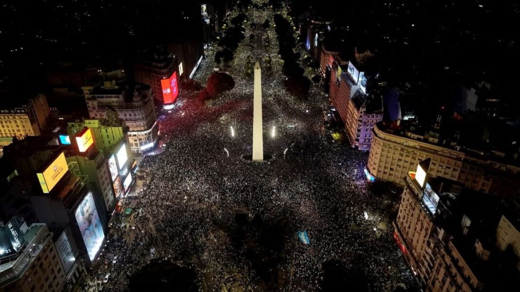 Multitud de hinchas argentinos celebrando en el Obelisco de Buenos Aires tras la clasificación a la final del Mundial 2026
