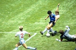 Jugadores de Argentina e Inglaterra en un partido de fútbol