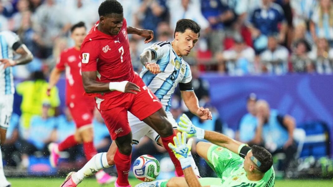 Jugadores de Argentina y Suiza durante el partido de cuartos de final del Mundial en Kansas