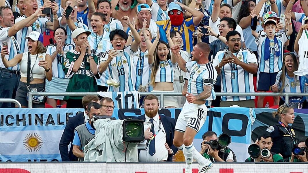 Jugadores de la selección argentina celebrando un gol ante Suiza en el Kansas Stadium