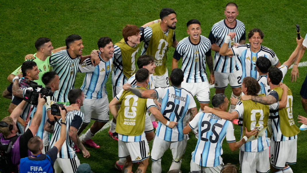 Jugadores de la selección argentina celebrando un gol ante Egipto en el estadio Mercedes-Benz de Atlanta