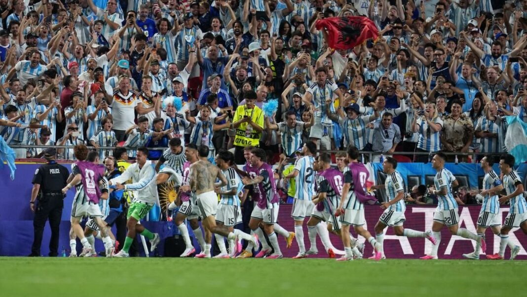 Jugadores argentinos celebrando un gol en el partido contra Suiza en Kansas