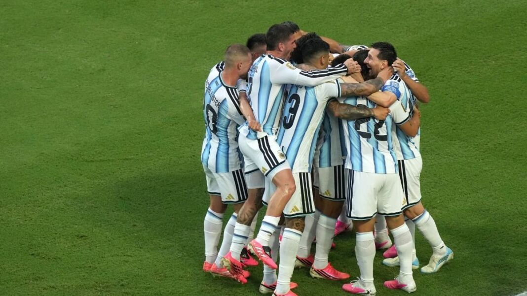 Jugadores de la selección argentina celebrando un gol en el partido contra Cabo Verde en Miami