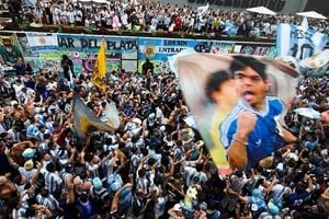 Multitud de hinchas argentinos con banderas celestes y blancas bajo la lluvia en Atlanta