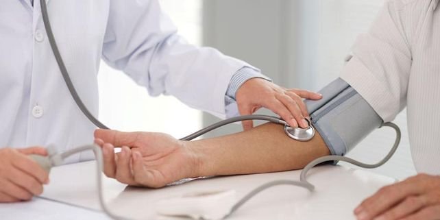 Persona midiéndose la presión arterial en una farmacia de Rosario