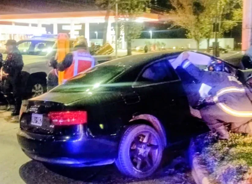 Auto chocado contra columna en intersección de calles Mendoza y Wilde