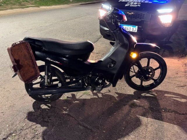 Patrullero policial en zona norte de Santa Fe durante operativo nocturno