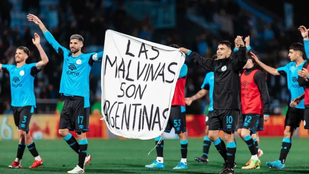 Bandera con la leyenda Las Malvinas son argentinas en una tribuna de fútbol
