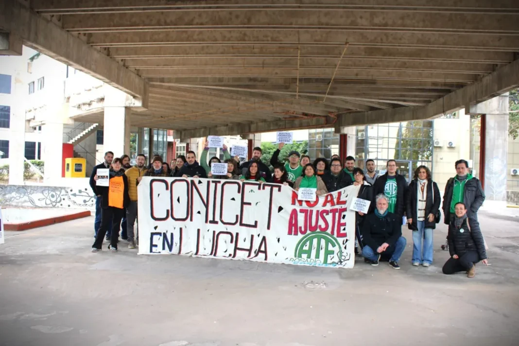 Becarios del Conicet Rosario realizan protesta en el Centro Científico Tecnológico
