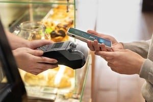 Persona usando una billetera virtual en su teléfono móvil