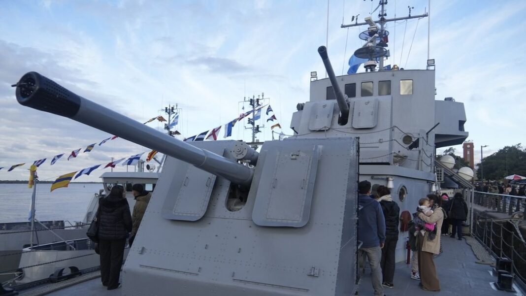 Buques de la Armada Argentina amarrados en la costa de Rosario durante jornada de puertas abiertas