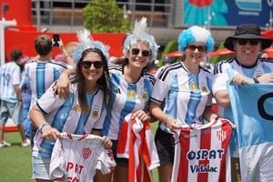 Multitud de argentinos en las calles de Miami cerca del Hard Rock Stadium