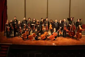 Camerata Rosario en escenario con instrumentos de cuerda