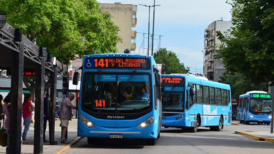 Colectivo urbano circulando por la ciudad de Rosario