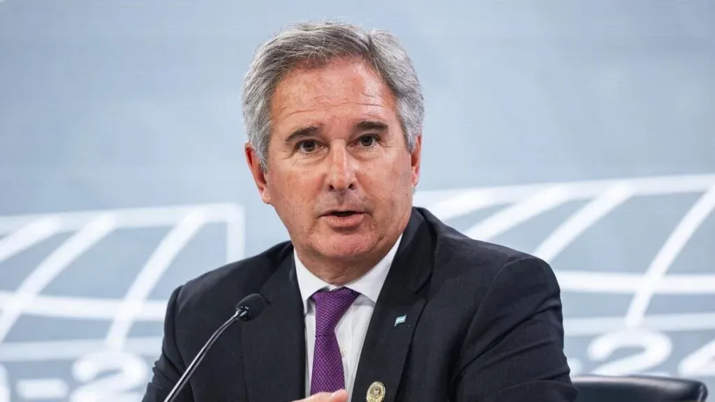 El canciller Pablo Quirno durante una declaración radial