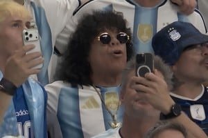 Carlos La Mona Jiménez cantando himno en tribuna Mercedes-Benz Stadium Atlanta