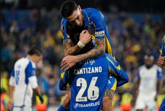 Jugadores de Rosario Central celebran en la cancha