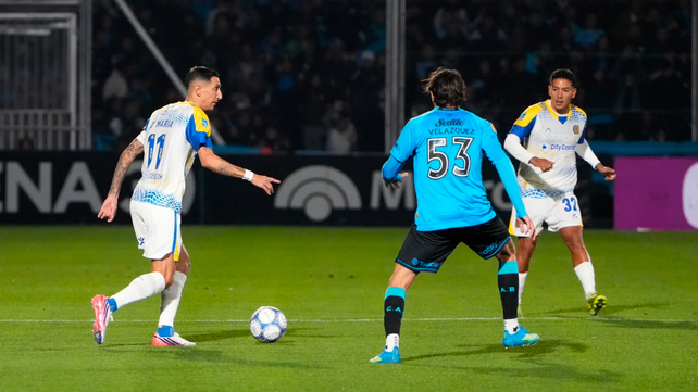 Jugadores de Rosario Central y Belgrano durante el partido en el estadio Julio César Villagra