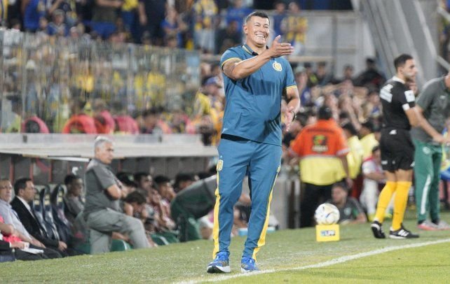 Tomás Badaloni con la camiseta de Rosario Central minutos después de firmar el contrato