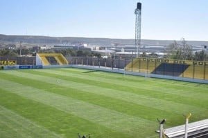Jugadores de Colón en el campo de juego durante un partido de la Primera Nacional