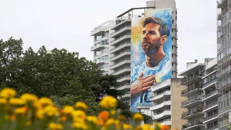 Mural de Lionel Messi en proceso de restauración frente al Monumento Nacional a la Bandera en Rosario