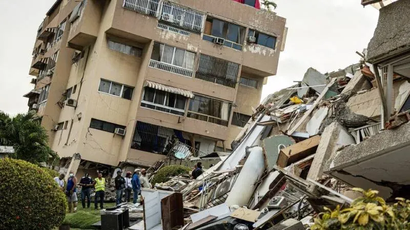 Voluntarios organizando donaciones en centro de acopio en Rosario