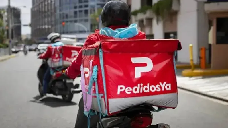 Repartidor de delivery en moto realizando una entrega en la ciudad de Santa Fe