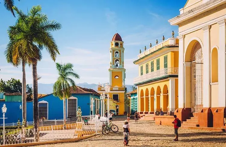 Playa y hoteles en Cuba con turistas