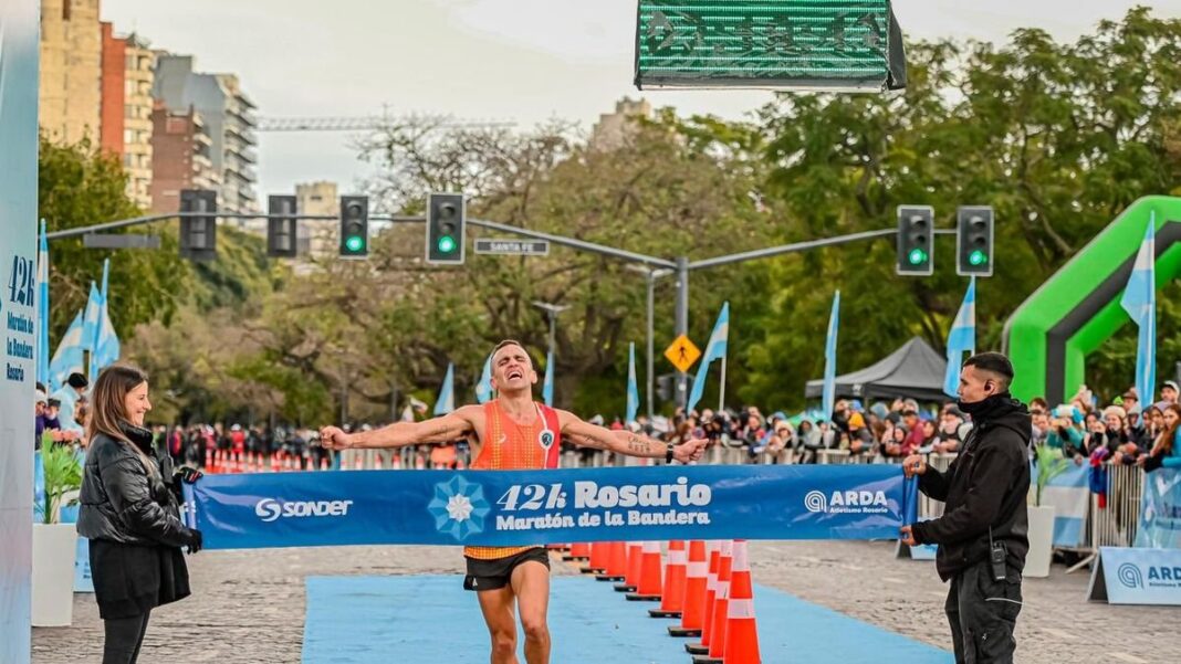 Daniel Penta en el podio de la Maratón Internacional de la Bandera junto a Eulalio Muñoz y Esteban Angulo