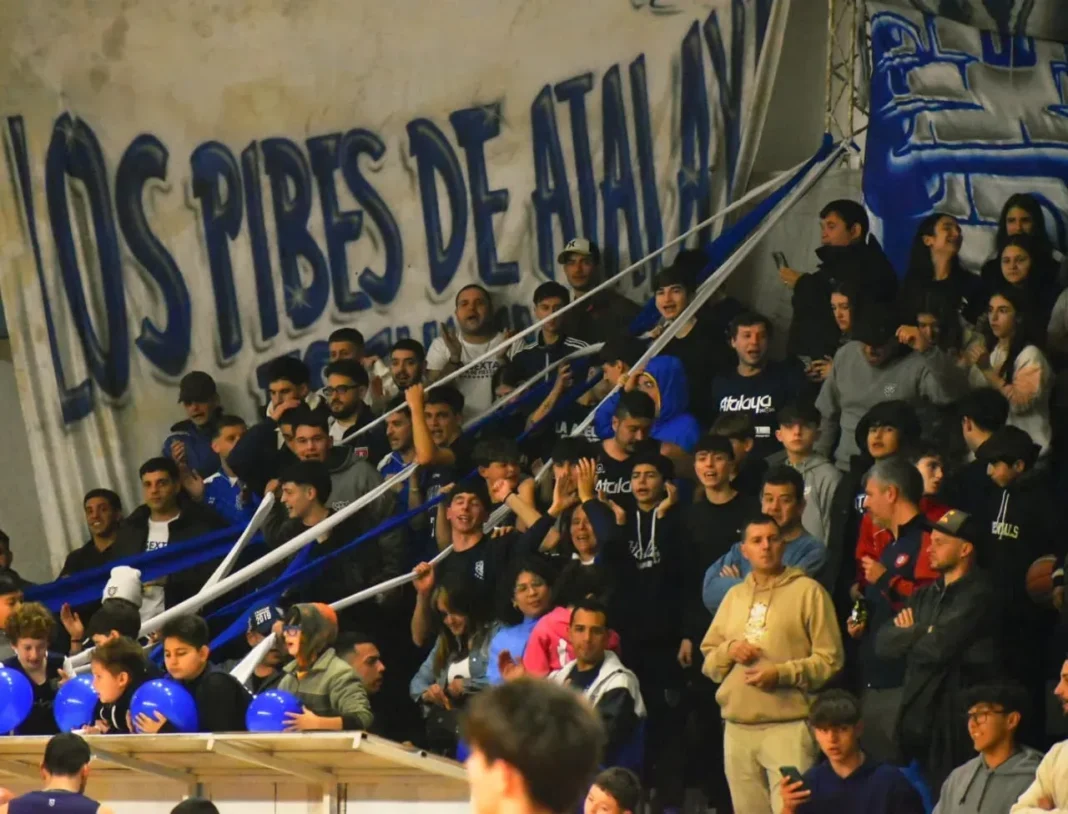 Partido de básquet rosarino en un estadio cubierto