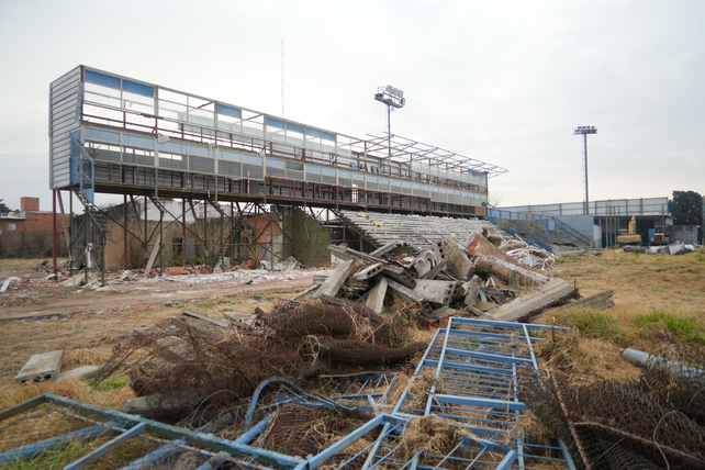 Obreros y maquinaria durante la demolición del estadio de Tiro Federal en Rosario
