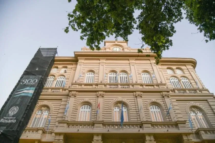Edificio municipal de Rosario con banderas argentinas
