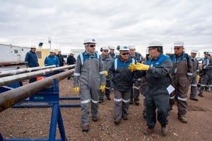 Kristalina Georgieva y Luis Caputo en Vaca Muerta, junto a autoridades de YPF
